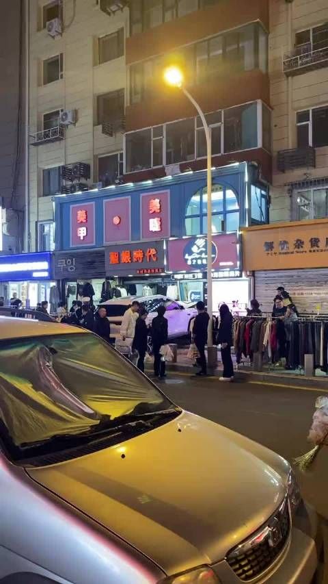 真热闹啊…前两天有个大姐让人拷上带走了，这又一脚油门开店里去了