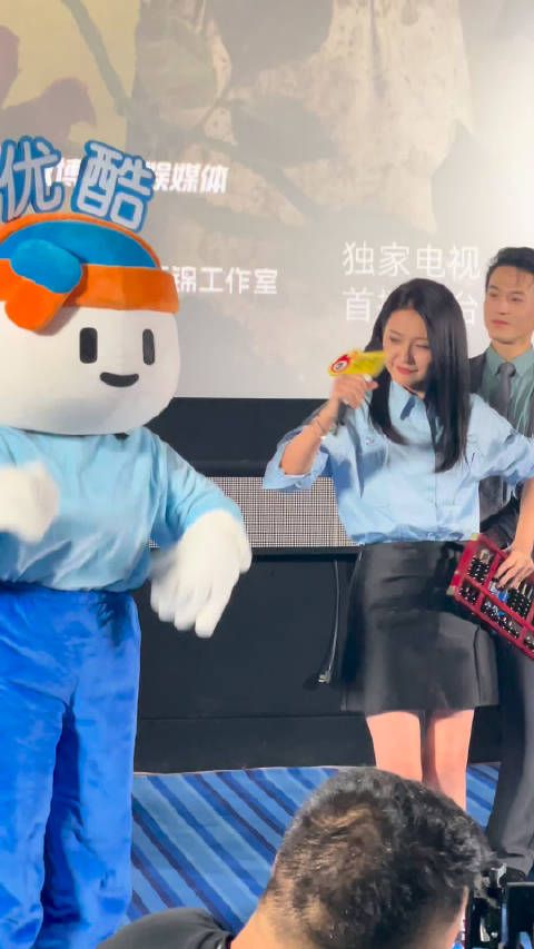 热依扎现场跳舞花姐真的是自信放光芒 热依扎