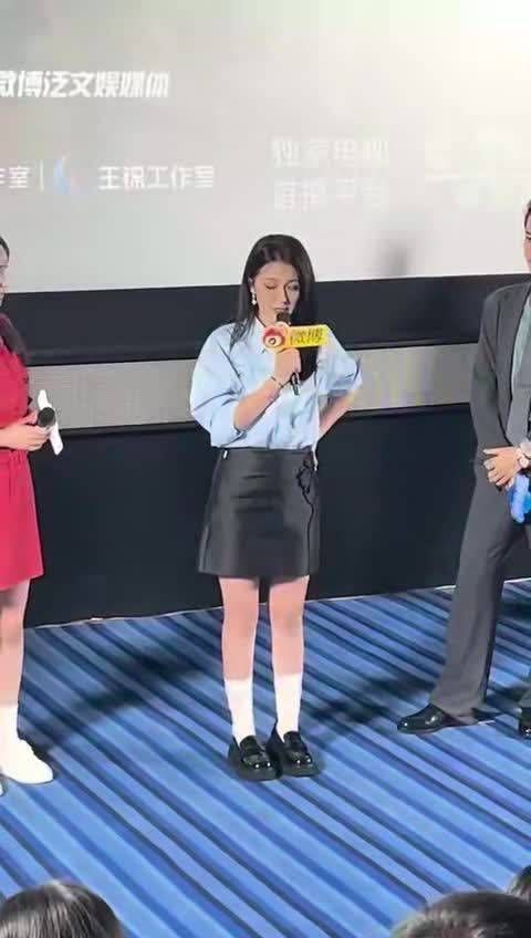 热依扎肋骨骨折后首亮相，宣传活动状态佳