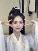 古力娜扎古风造型清新可爱 对镜甜笑比耶俏皮满分