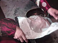 这是在用刑，你当我给他敷面膜呢?