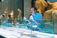 女子耳语神秘话语：众人瞬间失控的诡异一幕