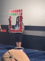 《灼灼韶华》追剧团现场，@热依扎 伴随着《恭喜发财》的bgm入场