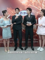 陈靖可王星越互怼戴金丝眼镜摆pose