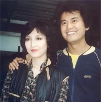 一见钟情，相恋1年后结婚，相守46年，她无法生育，他毫不介意