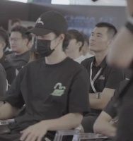 乖乖“听课”的小卷毛