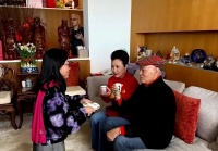 77岁还能压轴上央视春晚，无儿无女却依然有一屋子人给她磕头拜年