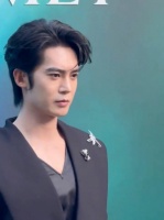 于适出席活动穿ALLBLACK西装尽显优雅格调