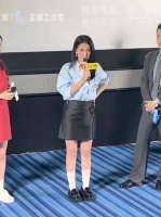 热依扎带伤亮相剧宣直播，肋骨骨折恢复中状态佳