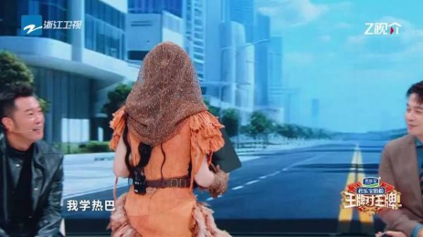 金靖真的不管去到哪里,都毫不吝啬的让别人知道她是真的很喜欢热巴