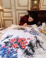 许久未回家！张馨予淡妆与老公微醺说情话，素裙加身又仙又瘦