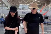 蒋勤勤低头难掩悲伤 陈建斌眼缠纱布现身医院 二十年夫妻互动反常