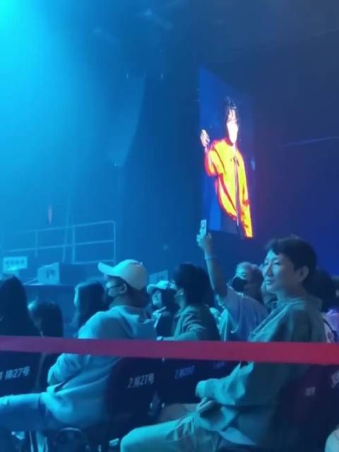 竟然在隔壁老樊演唱会看见了王楚钦!