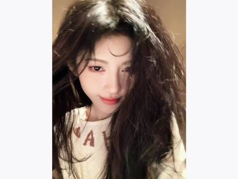 鞠婧祎怼脸自拍展现美貌，发量引羡慕