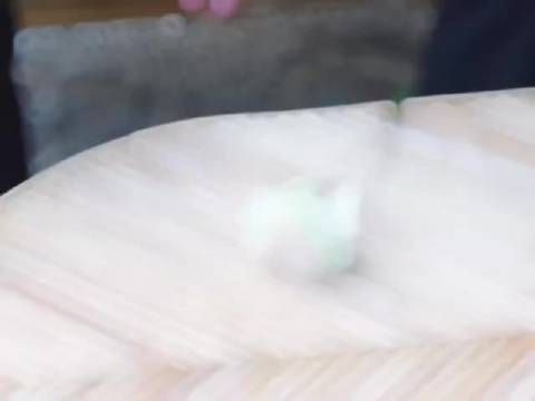 陈星旭西装休闲造型引热议,颜值与手部细节吸睛