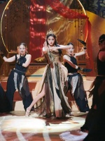 关晓彤《时候》异域舞台图流出，全网炸开，粉丝直呼舞担美炸天！