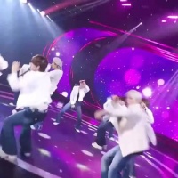 崔玹硕人气歌谣舞台表演片段公开