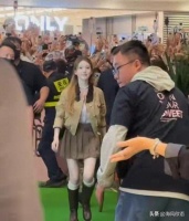 西安街头邂逅赵露思，真人美到让人不敢认，苹果脸+大长腿太出圈