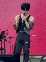 徐子未演出在台上脱掉衬衫露出垫肩