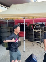 家人们，潘老板还怪可爱哈哈哈双手背包好像放学回家