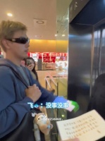 陈飞宇工作人员跟坐电梯的人说能先下来吗让我们先上