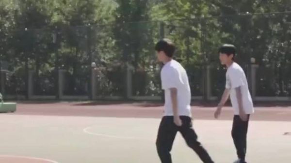 活久见!王俊凯、易烊千玺和王源一起打篮球!