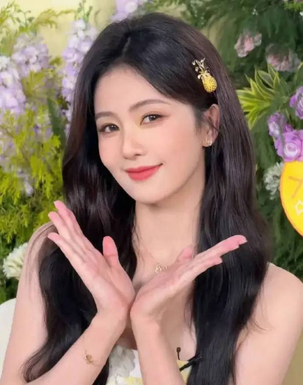 白鹿甜笑双手托腮。