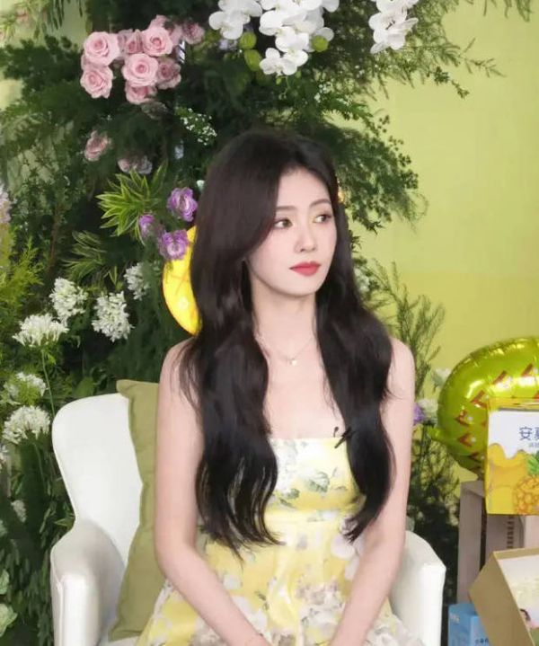 白鹿侧颜优越。