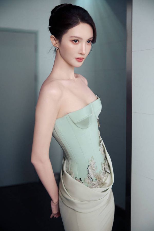 搜狐娱乐讯 近日，金晨的一组美照曝出。图中，金晨穿浅绿色抹胸，搭配盘发发型，身材纤细，气质温婉。