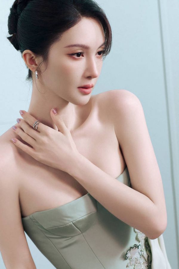 金晨皮肤白皙。