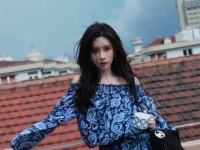 风拂动她发丝的模样，像帧没加滤镜的温柔画面，自带让人移不开眼的劲儿