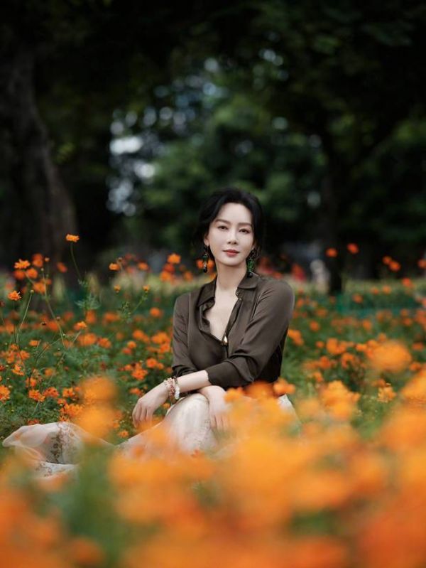搜狐娱乐讯 22日，陈数在社交平台分享了一组田园风美照。图中，她置身花海，温柔知性。