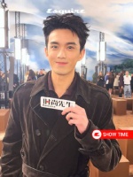 在BURBERRY看秀，结果被吴磊@吴磊LEO 锁死视线