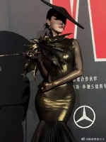迪丽热巴金色鎏光长裙，红毯女王回归就是王炸，让人眼前一亮！