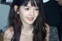 章若楠蓝色抹胸造型甜度满分！珍珠项链点缀尽显灵动少女感