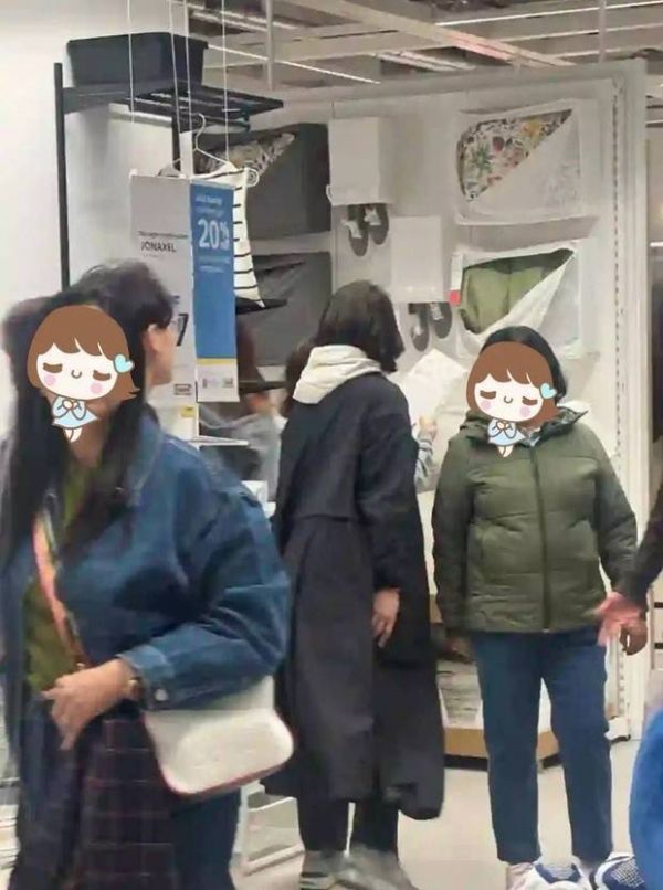 搜狐娱乐讯 近日，网友在英国偶遇袁咏仪的照片流出。图中，袁咏仪独自逛商场为儿子置办上学的东西，背影又高又瘦状态好。