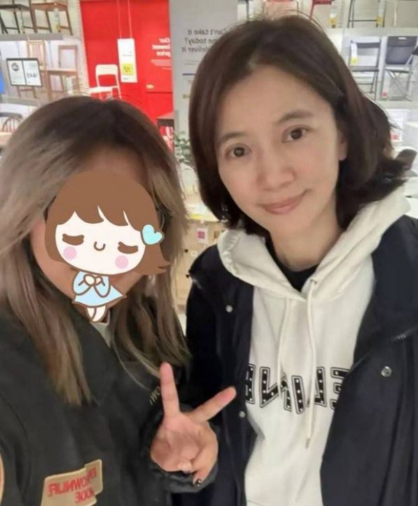 袁咏仪披散着黑色短发，随性利落。