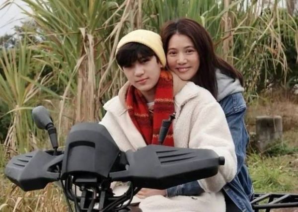 袁咏仪抱着儿子，母子感情好。