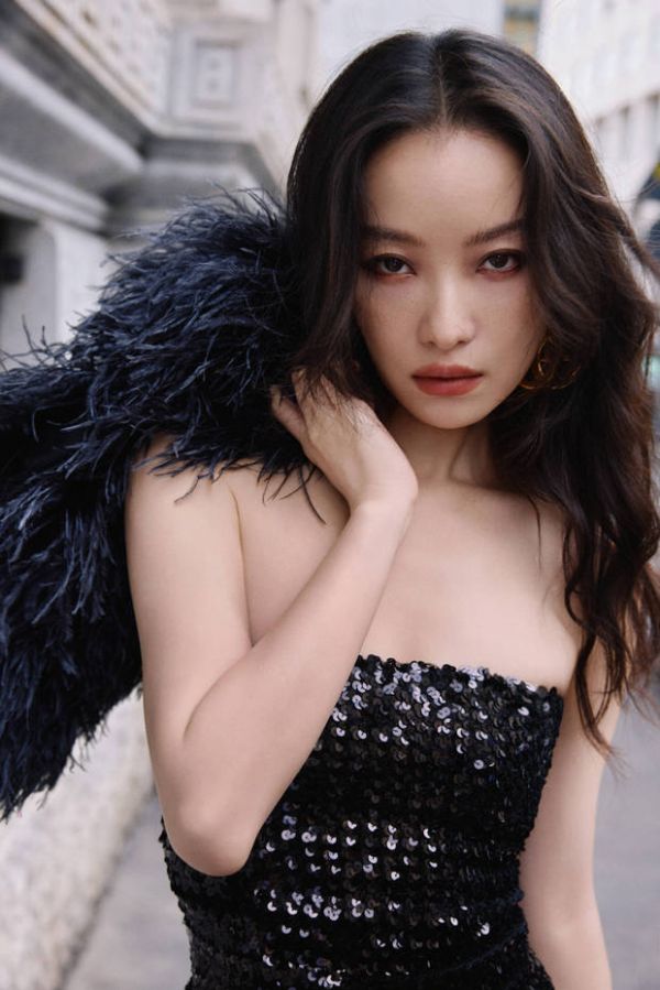 倪妮注视镜头，个性十足。