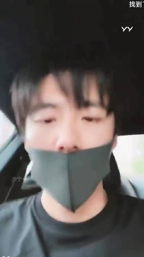 刘宇宁素颜开视频带粉丝看鸭绿江