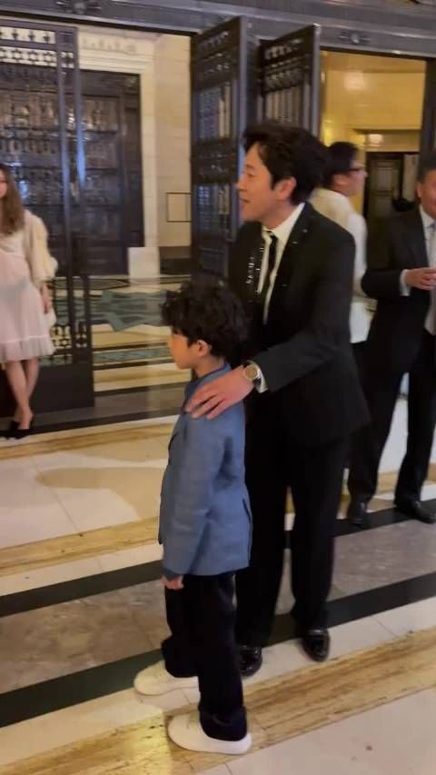 57岁蔡国庆携7岁幼子亮相伦敦时装周