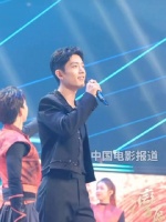 肖战出来的那一刻欢呼声都快把屋顶掀翻了！