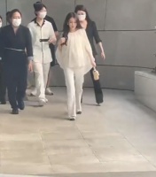 郭富城妻子现身月子中心，身后跟6个人，走路大摇大摆看着好神气