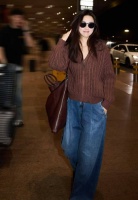 朱珠启程米兰时装周 红色外套搭牛仔裤慵懒时尚