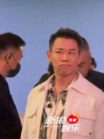 陶喆进场带麦克风，像是被定住了！还可爱地撅了下嘴 陶喆