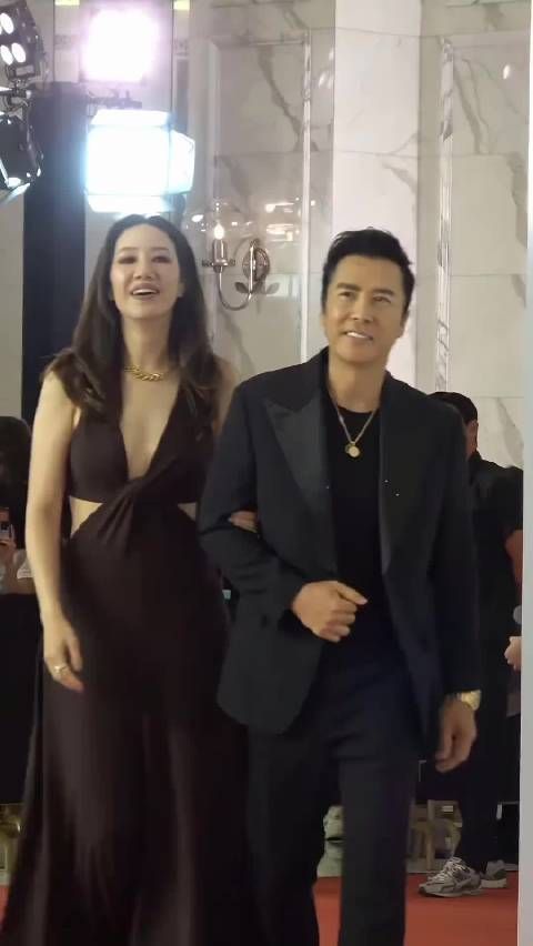 62岁甄子丹牵手妻子参加活动