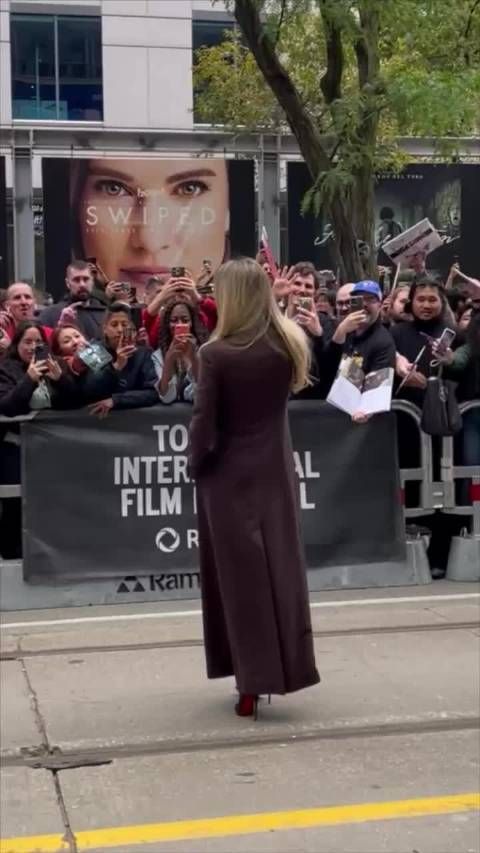 多伦多电影节上的朱莉，风吹起她的大衣，这一刻，风情万种具象化了