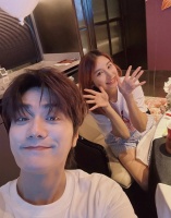 陆虎晒合照庆祝与妻子陈曌旭恋爱十周年 两人恩爱甜蜜