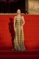 辛芷蕾化身鎏金女王！一袭豹纹鱼尾裙勾勒曼妙曲线，奢华气场全开