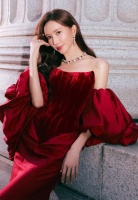 林志玲一袭红丝绒抹胸裙高贵典雅！肌肤似雪明艳动人，美神降临